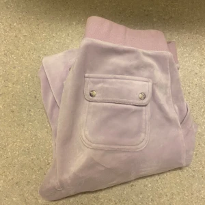 Juicy sett - Juicy sett som är i ny skick och kommer inte till användning, båda i storleken s men passar xs-m skulle ja säga, skriv vid fler bilder, lägger upp igen för de är fri frakt 💓