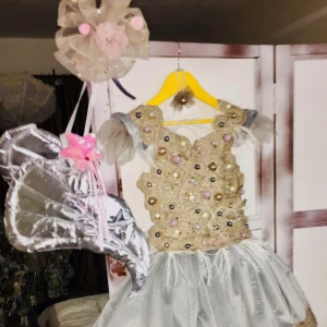 Exklusiv klänning tyll sammet pastell pärlor broderade blommor och spets kant klänning diadem - Storlek 3-4 år. Mycket dyrköpt