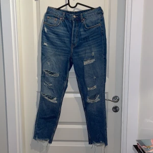 Jeans  - Jeans i storlek 40. Jag anser att jeansen är en storlek 36-38 och något små i storleken. Varan säljs i befintligt skick. Frakt tillkommer <3