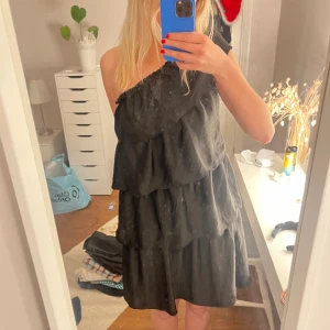 Volangklänning - Svart volangklänning storlek 36 men är väldigt stor i storleken 