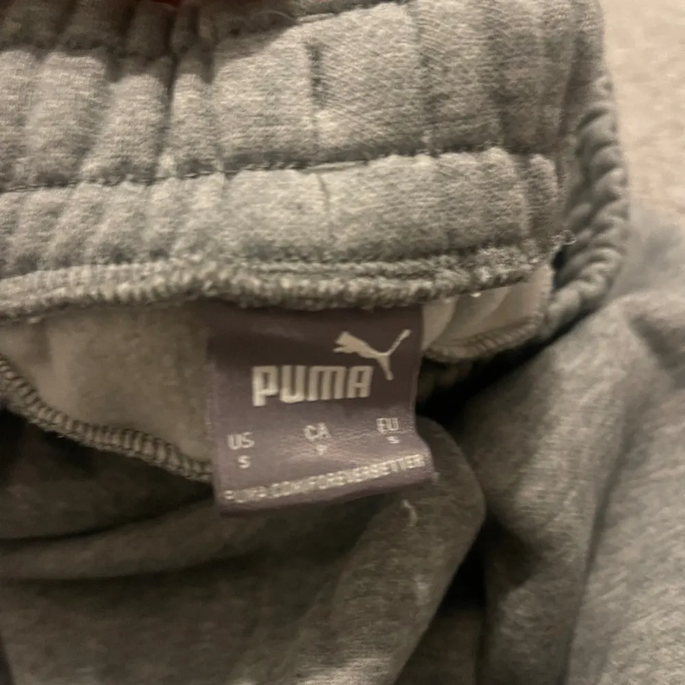 Säljer ett par mjukisbyxor från puma i storlek S, mitt pris 39kr. Jeans & Byxor.