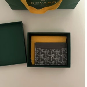 Goyard plånbok  - Helt ny korthållare från Goyard, i en stilren färg. Allt OG medföljer!