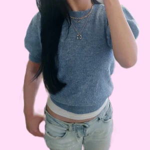 Stickad tröja!💙 - Super fint stickat tröja/T-shirt från vero moda , passar perfekt för mig som har stl xs, tveka inte över den minsta frågan!❣️är alltid öppet för prisförslag☺️