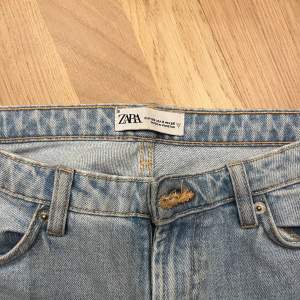 Säljer ett par snygga lågmidjade bootcut jeans från zara som varit slutsålda. Har inte fått nån användning av dom därför jag säljer! 
