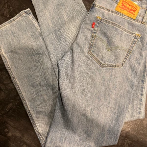 Helt oanvända Levis jeans!  - Hej,   Dessa är ett par fina Levis jeans som bokstavligen är helt oanvända, felköp nämligen. Det är bara att hojta till vid intresse osv.   De passar mig som är 179 cm lång med relativt breda ben. 