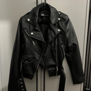 Zara svart skinnjacka  - Skinnjacka från Zara. I nyskick, använd en gång.  Storlek XS 