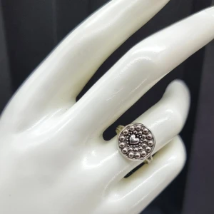 Handgjorda ringa  - Unik handgjorda ringa♡ Material: Rostfritt stål. Stommen är ca 17 mm i diameter, men kan göras mindre eller större, efter behov. Det är bara att försiktigt klämma ihop eller dra isär ändarna baktill, till önskad storlek. Mått på plattan 12mm. 