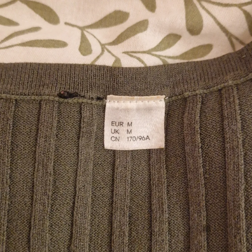 Ett camo grönt linne från H&M som jag inte använder längre. Fins skick nästan oanvänt . Toppar.