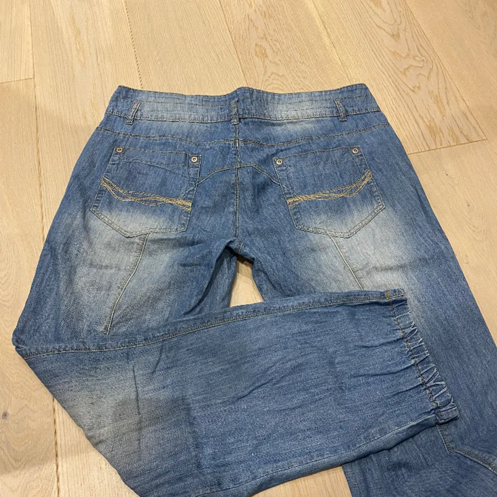 midja 46 cm o innerben 82 cm ja e 170 för referens!. Jeans & Byxor.