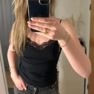 Spets linne - Säljer detta fina linne då jag inte får användning av det längre. Endast använts en gång.💕