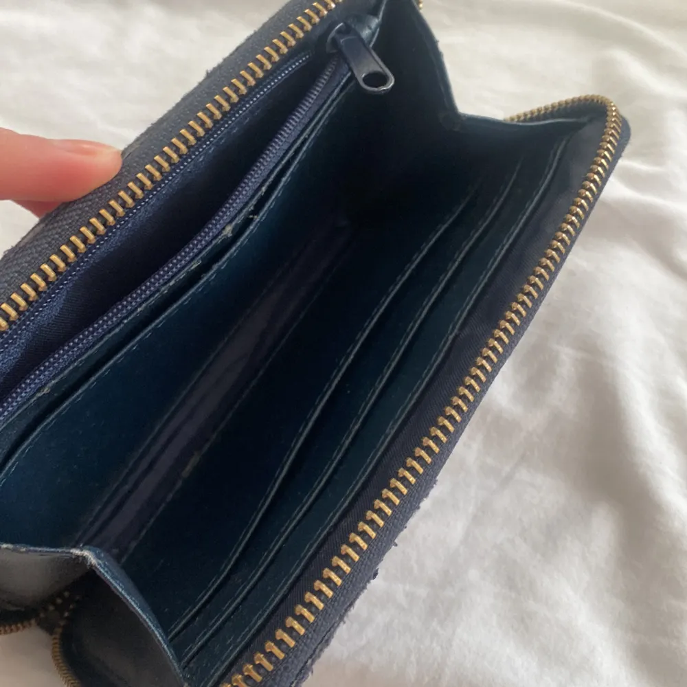 Jag vill sälja denna jättefina marinblåa plånboken. Kontakta om ni vill ha närbilder. Pris går att diskutera!. Väskor.