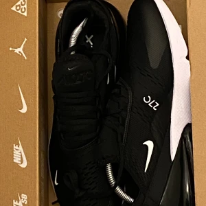 Nike 270 - Helt nya har aldrig använt.