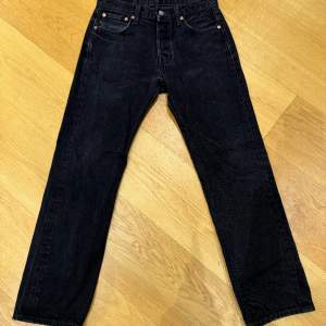 Snygga svarta Levis jeans, modell 501. 
