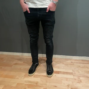 Nudie Tube Tom - Säljer nu dessa sjukt snygga jeansen från Nudie i grymt bra skick. De är i storlek 32/32. Referens- killen på bilden är 180 och väger 67 kg! Hör gärna av dig vid frågor och funderingar 😃