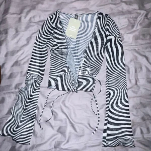 Mesh topp - Så fin topp i mesh material, knytning med snöre fram. Aldrig använd💓