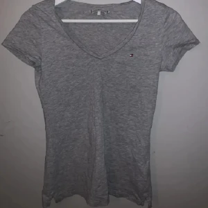 Tommy hilfiger tshirt - Tommy hilfiger tshirt använd ca 2-3 gånger, mycket fint skick! Använd gärna köp nu