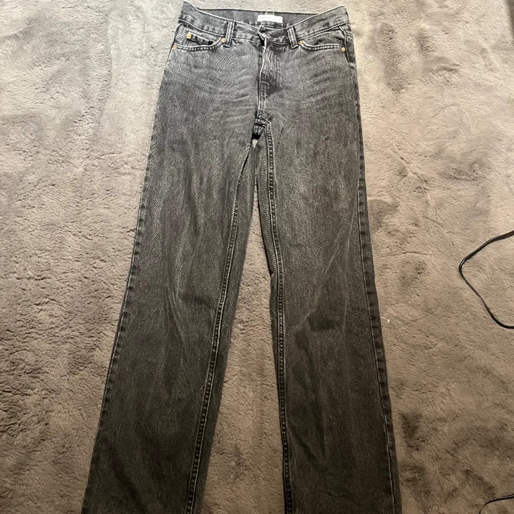 Svarta jeans från Ginatricot och är i storlek 32.  Säljer dom då jag inte passar dom längre men dom sitter annars jätte fint och dom är som nya💕. Jeans & Byxor.