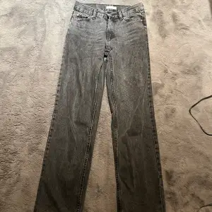 Svarta jeans från Ginatricot och är i storlek 32.  Säljer dom då jag inte passar dom längre men dom sitter annars jätte fint och dom är som nya💕