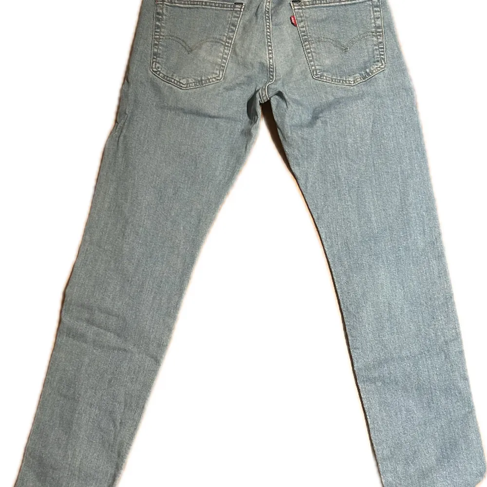Hej, säljer nu mina levis 512 jeans, dem är i toppskick (8,5/10), Nypris runt 1100kr mitt pris 399kr, hör av er vid frågor eller funderingar, mvh Carl. Jeans & Byxor.