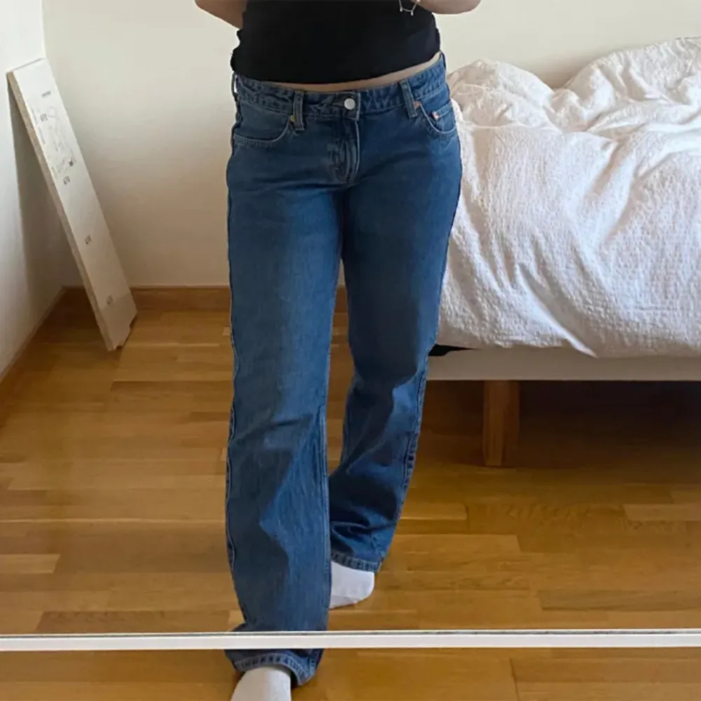 Supersnygga oanvända weekday jeans! Skriv om ni har frågor💗W28,L30. Jeans & Byxor.