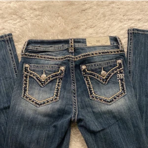 Miss me jeans - Jättefina lågmidjade bootcut jeans från miss me. De är aldrig använda (endast testade) så därav i nyskick. Innerbenslängd är 83cm. Köptes för 1500kr och men de var väldigt svåra att få tag i! Kom privat för frågor, pris kan diskuteras!💓