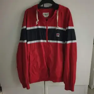 Tunn vindjacka från Helly Hansen i stl XXL.