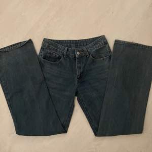 Snygga mörkblåa jeans som passar till allt! Innerbenslängd: 78cm 🩷 kom privat om du har några frågor eller vill ha fler bilder ☺️ läs bio! 🤍