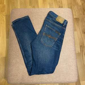 Tja! Säljer ett par feta Nudie jeans i modellen Grim Tim. Skick 9/10, nypris 1600 mitt pris 449. Hör gärna av dig för fler bilder eller eventuella frågor. 