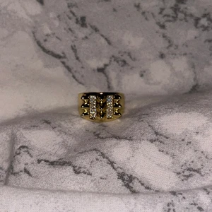 Edblad dupe  - Nu säljer jag min helt nya och så snygga rostfria Edblad liknande ring med nitar, skriv gärna vid intresse eller funderingar 💓💓