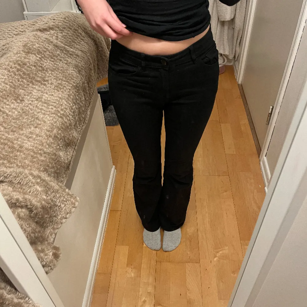 Jag säljer mina svarta lågmidjade bootcut jeans från Lindex i storlek 164 för att de har blivit lite för korta. Jag är 160cm lång och de är 1-2 cm över marken när jag har på mig dom. De är fortfarande i ett mycket fint skick och helt slutsålda! 🥰. Jeans & Byxor.