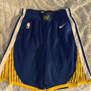 Säljer nu mina nya Golden State Warriors shorts. Använda 2 gånger vilket gör de väldigt fräscha och i nyskick. Storlek: M Skick: 10/10