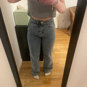 Jeans  - Mörkblå jeans ifrån Gina tricot, har aldrig kommit till användning. Men generellt super fina jeans till ett bra pris 😊