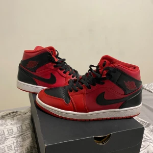 Jordan 1 mid  - Hej jag säljer mina Jordan 1 mid skor för inte kommer till andvändning mer är i jätte bra skick och är storlek 42