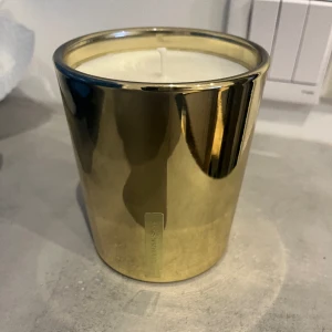 doftljus  - säljer detta jätte fina helt oanvända doftljuset från rituals och deras collection joy 🧡