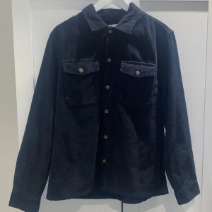 En mörkblå kappa. - Säljer en mörkblå kappa från Jack&Jones, har bara använt den 3 gånger. Den är i jätte bra skick alltså inga skador. Köpte den för 600kr och säljer den för 400kr! Och priset går att diskutera.