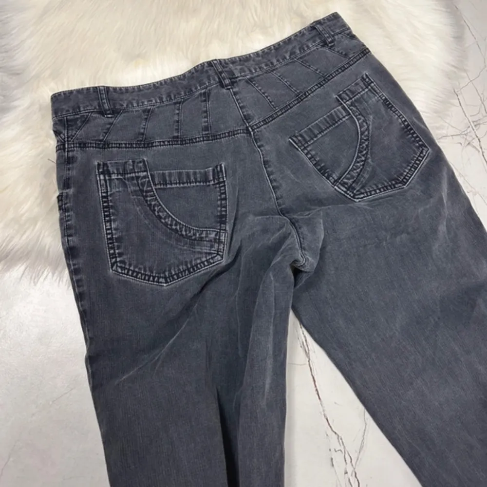 Snygga lågmidjade jeans som tyvärr inte kommer till användning🥰. Jeans & Byxor.