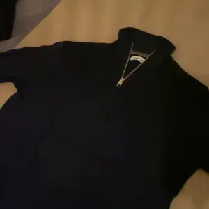 Half zip tröja ifrån Jack & Jones Nypris 499kr Storlek S Färg svart Inga defekter osv.