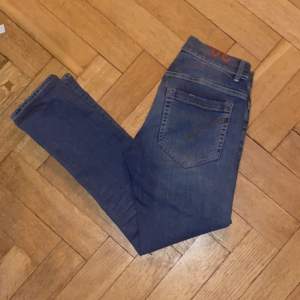 Ett par helt nya dondup jeans i modellen GEORGE. Nypriset ligge på omkring 3400. Hör av er vid fler funderingar!
