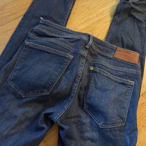 Lowwaisted jeans ifrån h&m. Vintage, i storlek 26/32. Väger 378 gram så frakten blir 72 kronor.