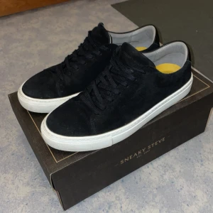 Sneaky Steve skor - Sneaky Steve sneakers som nya använda 2/3 gånger. En stilren sko som passar till allting, lite finare klädd men även som en daily sneaker. Köpte dem nya för 1499, storleken är 40 men sitter som 42/42,5