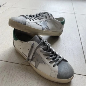 Golden goose - Golden goose skor i stl 42 men passar mig fint som är 43. Har med all äktighetsbevis och postar med spårbart. Skriv om ni har funderingar och så vidare