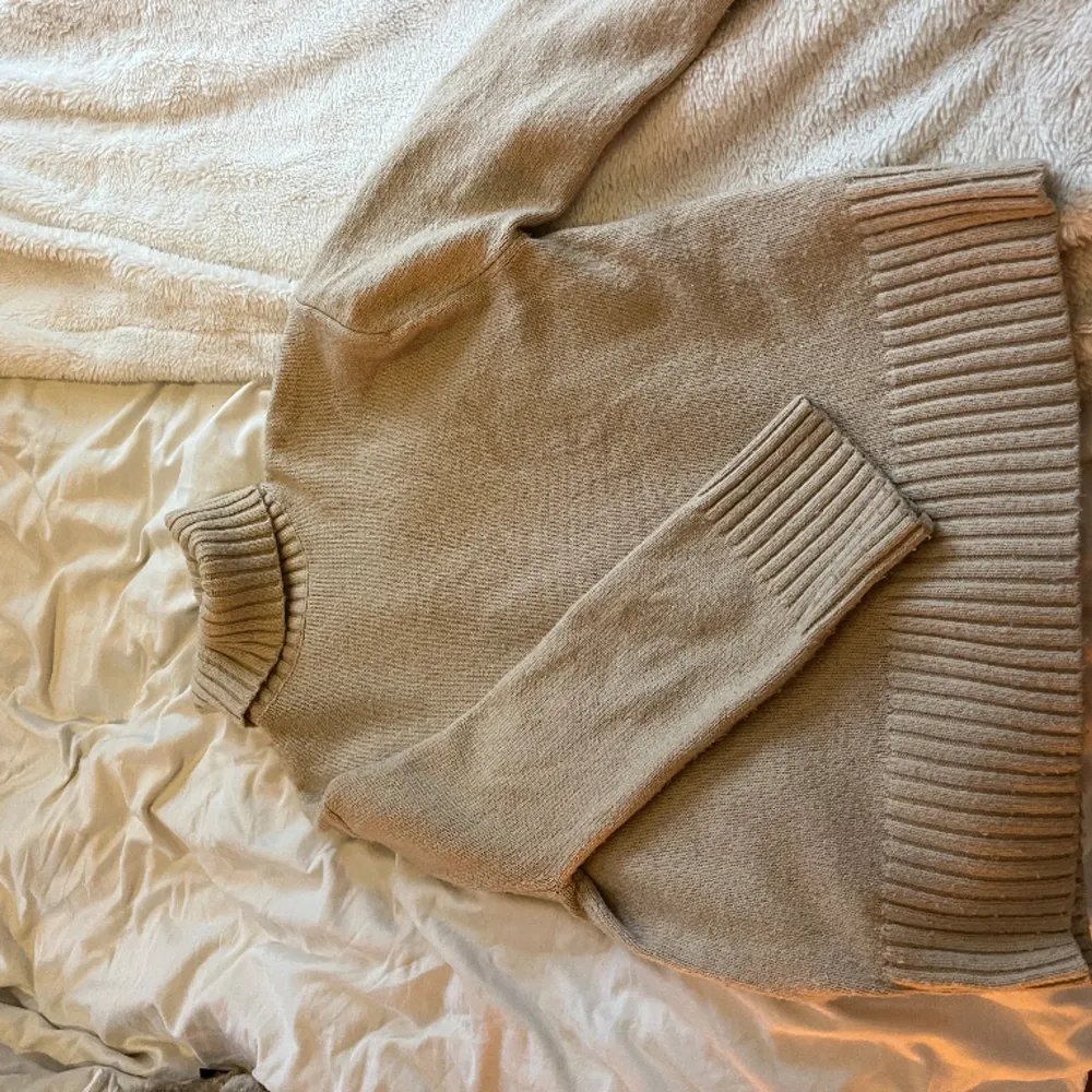 Beige polotröja från hm🥰 . Tröjor & Koftor.