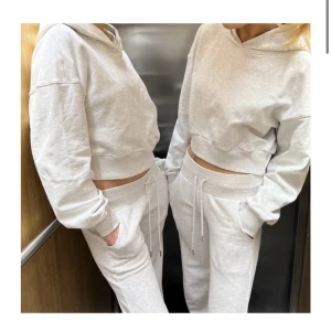 Alobha label mjukisbyxor  - Jersey pants i ljusgrå färg. Finns små hål där låren gått ihop, visas på bild. Ingenting man lägger märke till när man har dom på sig. Finns även en fläck på ena benet nedanför knät på insidan, bild på den finns med! 