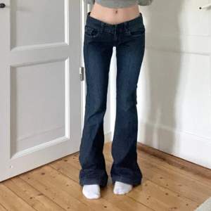 Säljer dessa super snygga jeans från fox som matchar till nästan allt🤍