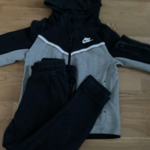 Nike Tracksuit  - Tja, säljer min Nike tracksuit som inte andvänds längre den är i fint skick. Tveka inte på att höra av er 