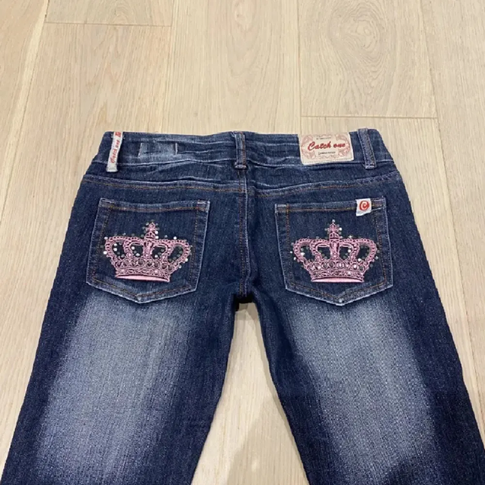 SÖKER DESSA JEANS Kontakta mig snälla om du har sånna här crazy age jeans!!🤙💗. Jeans & Byxor.
