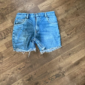 Jeansshorts  - Snygga jeansshorts i blått. De är ganska stora i midjan. Perfekta för att hänga på stranden eller ha på dig under sommaren när du bara vill vara bekväm och snygg samtidigt!