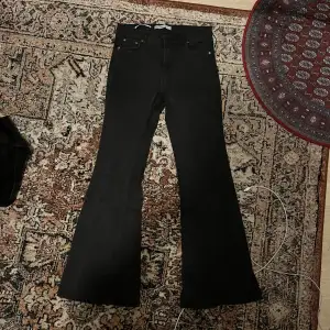 snygga bootcut jeans! stretchiga och sköna! bra i längden på mig som är 175cm. använd köp nu<3