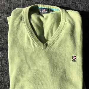 Sweatshirt - Snygg grön sweatshirt🙌 Mycket bra skick. Passar perfekt med en vit pike eller skjorta under. Har inte använt på länge.