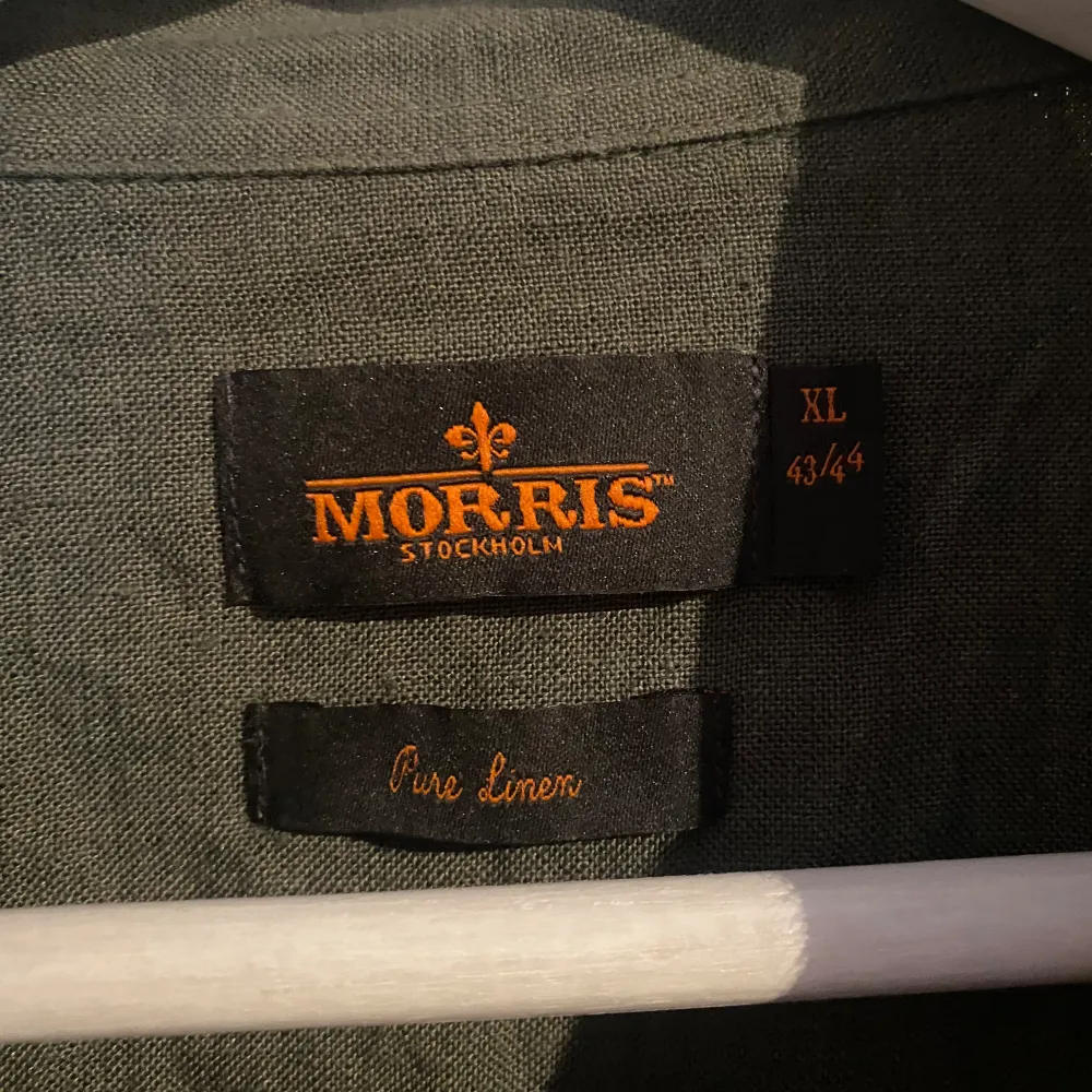 Säljer denna riktigt fina och sköna linneskjorta ifrån Morris, grymt skick, ny 1300kr, smal passform, så passar även L beroende på hur man vill ha den, pris är diskuterbart, hör av dig vid minsta intresse!. Skjortor.
